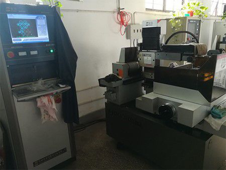 ماكينة CNC للقطع بالسلك EDM